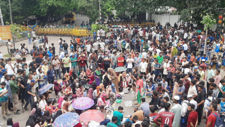 JnU students in strike