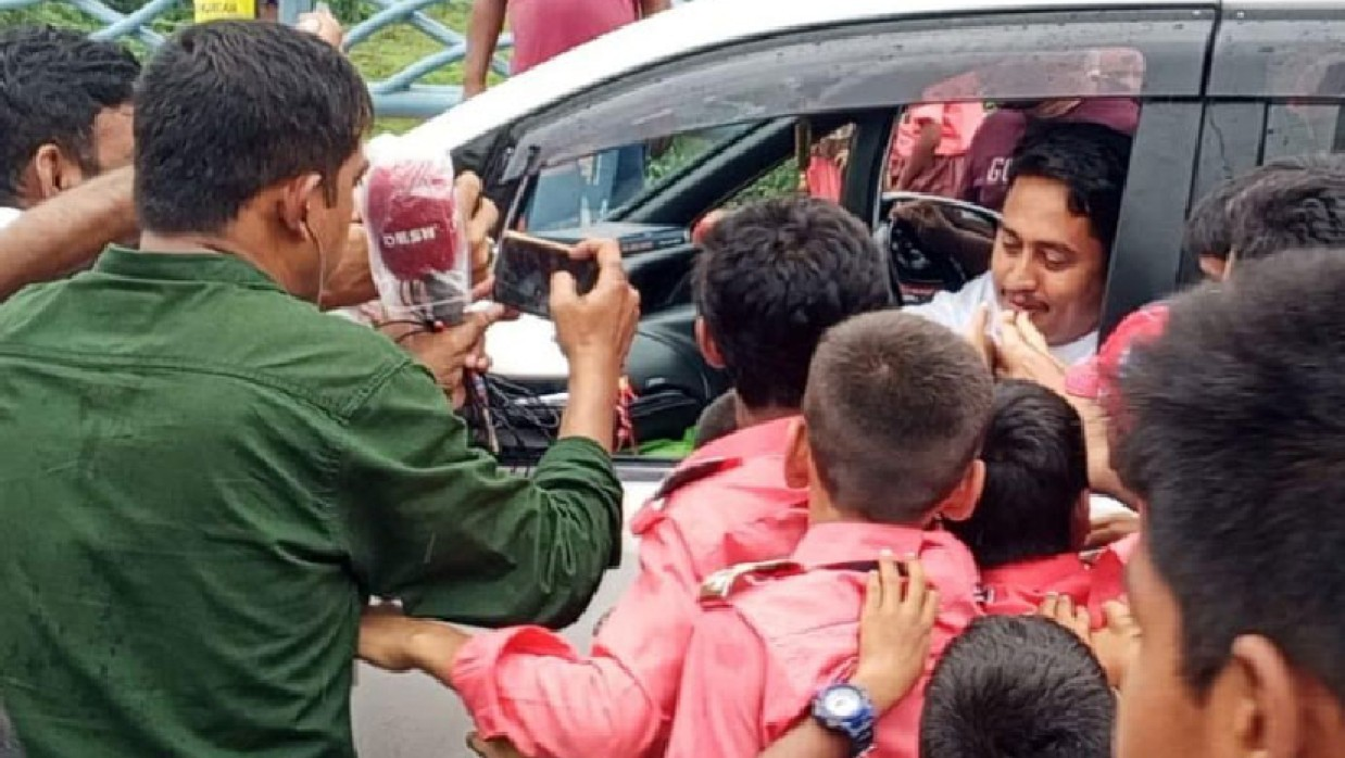 Students Skip School to Welcome Leaders